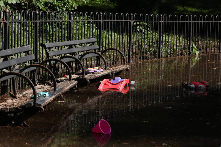 Bancos e brinquedos em um parque inundado, em Nova York, depois da passagem da tempestade Ida