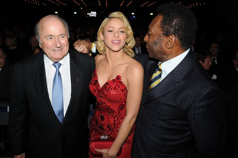 A cantora colombiana Shakira, acompanha o então presidente da Fifa Joseph Blatter e o ex-jogador Pelé durante festa da entidade em Zurique (Suíça), em 2012
