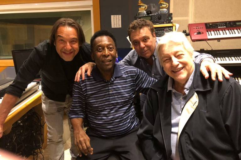 Pelé entre o maestro Ruriá Duprat (à esq.), o diretor Aníbal Massaini e o ator Fulvio Stefanini; os quatro entraram em estúdio em abril de 2018 para gravar 'Pelé Eterno - Longa Versão', minissérie de seis capítulos baseada no filme sobre a vida do craque