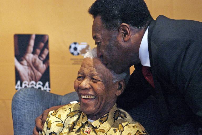 Pelé beija a cabeça de Nelson Mandela na véspera da partida amistosa '90 minutos por Mandela', em comemoração aos 89 anos do ex-presidente da África do Sul, em Johannesburgo, África do Sul, em 2007