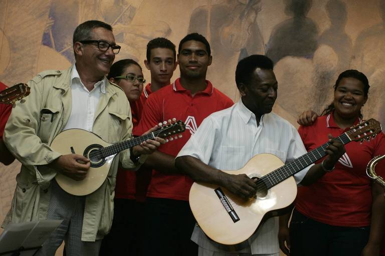 Mario Cohen (à esq.) e Pelé na comemoração dos 70 anos do cantor Jair Rodrigues, no Auditório Ibirapuera, em São Paulo (SP), em 2009