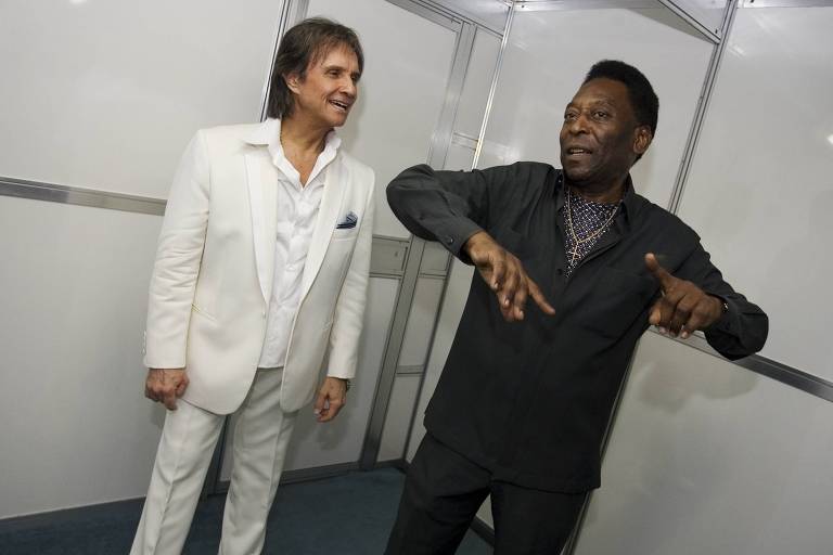 O cantor Roberto Carlos e o ex-jogador Pelé no camarim após o show de Roberto Carlos no Ginásio do Ibirapuera, em 2009