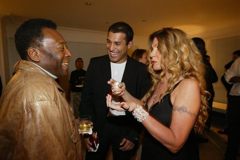 Pelé, a cantora Elba Ramalho e Gaetano Lopes durante jantar na casa do empresário Victor Oliva, para comemorar o lançamento da empresa Bigger, em São Paulo, em 2006
