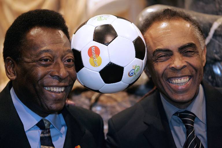 Em 2005, Pelé (esq.) teve encontro com o cantor e então ministro da Cultura Gilberto Gil no local que abrigava o sorteio da Copa do Mundo de 2006, em Leipzig, na Alemanha