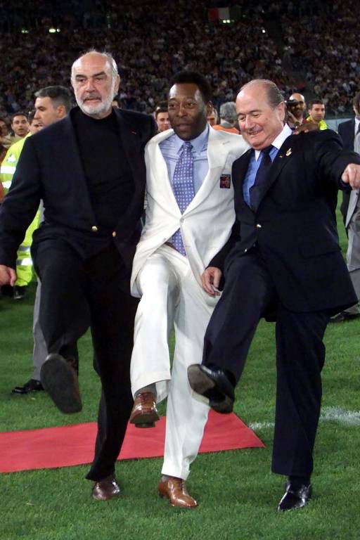 Pelé, acompanhado do ex-presidente da Fifa Josef Blatter (à dir.) e do ator Sean Connery, em uma partida de futebol em Roma, em prol da paz no Oriente Médio, em maio de 2000