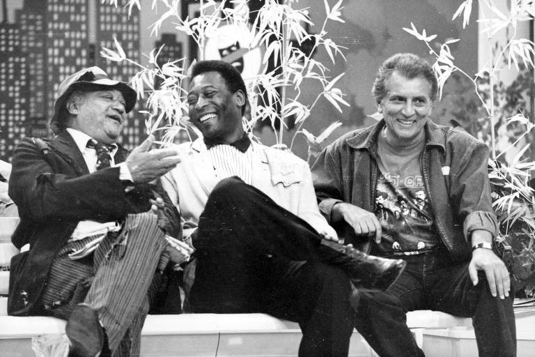 Pelé (ao centro) contracena com o ator Borges de Barros (à esq.) e o apresentador Carlos Alberto de Nóbrega no quadro 'Caro Colega', do programa 'A Praça é Nossa', do SBT
