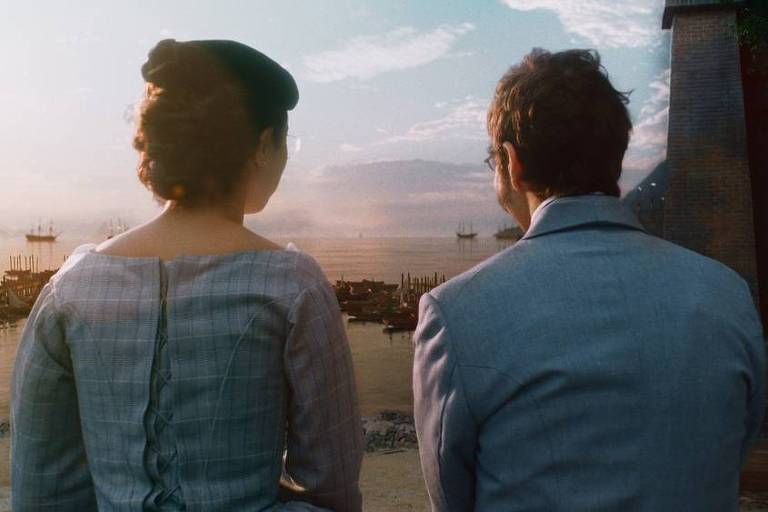 Dolores (Daphne Bozaski) e Nélio (João Pedro Zappa) observam o mar juntos em 'Nos Tempos do Imperador'