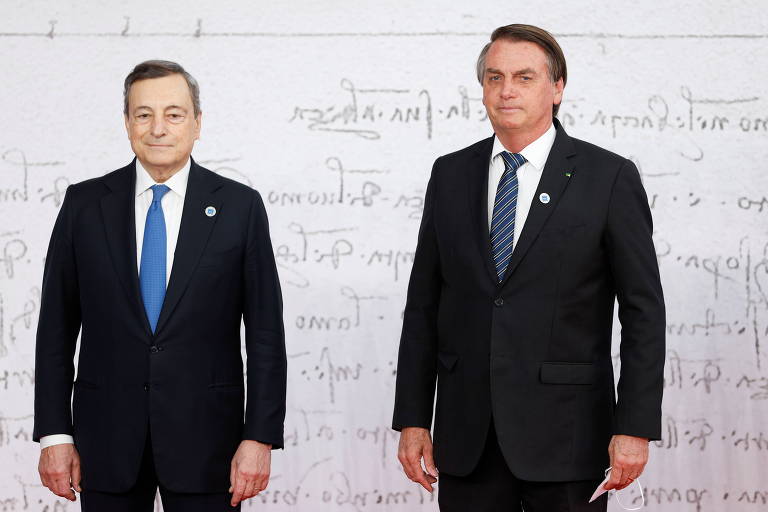 Primeiro-ministro italiano Mario Draghi posa com o presidente Jair Bolsonaro na chegada à cupula do G20, em Roma