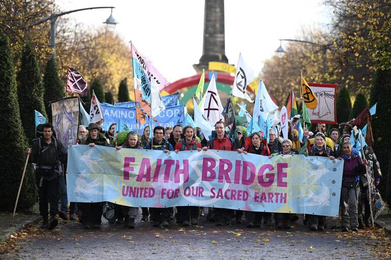 Ativistas marcham durante "Procissão de Peregrinos", cerimônia de abertura para uma série de ações organizadas pelo grupo Extinction Rebellion