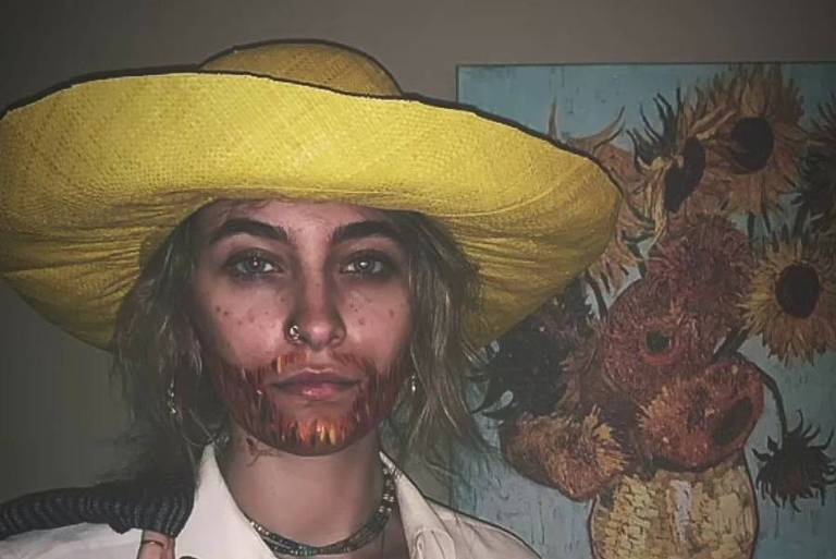 Filha de Michael Jackson se fantasia de Van Gogh para festa de Halloween