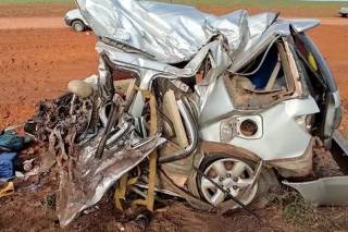 Acidente entre van e SUV deixa 13 mortos em estrada no MT