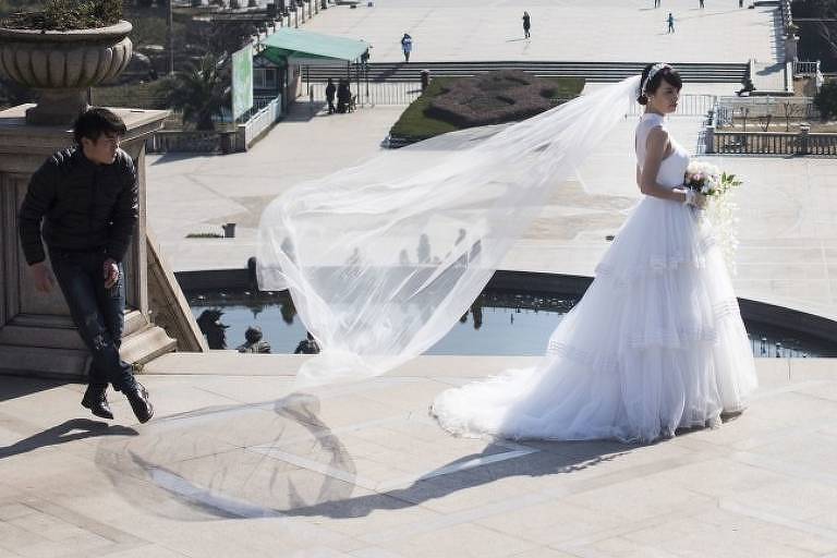 Noiva posa para fotos no interior da China