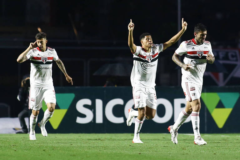 Jogadores do São Paulo comemoram gol contra o Internacional, pelo Brasileiro