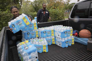 Bottled water is distributed in Benton Harbor, Mich., Oct. 13, 2021. (Sebastian Hidalgo/The New York Times)