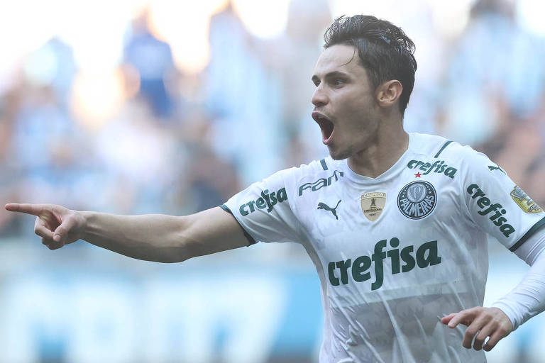 Raphael Veiga comemora um dos seus gols na vitória sobre o Grêmio