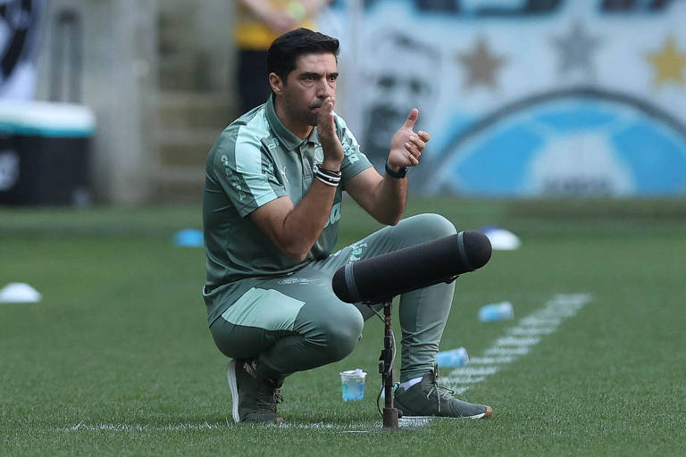 O técnico Abel Ferreira aplaude jogada do Palmeiras durante a partida contra o Grêmio