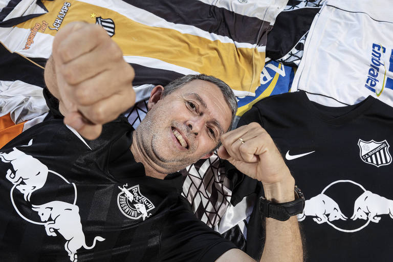 Silvio Loredo, torcedor do Bragantino, com sua coleção de camisas do time