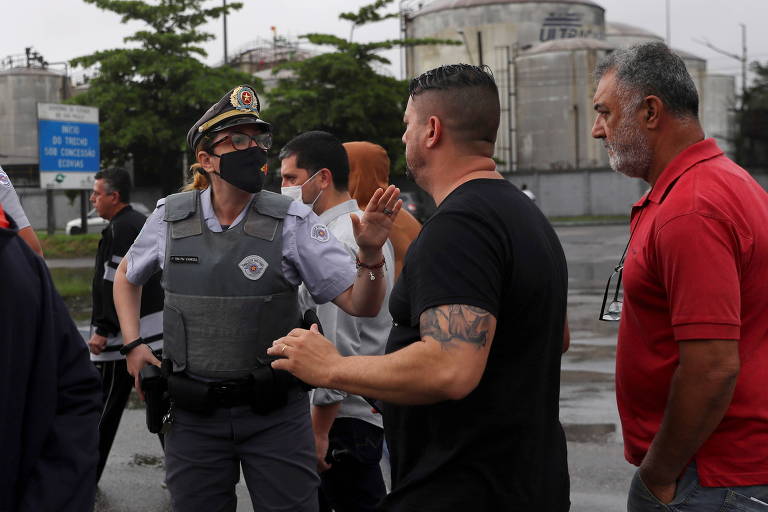 Caminhoneiros falam com policiais durante protesto contra alta de preços de combustíveis em Santos