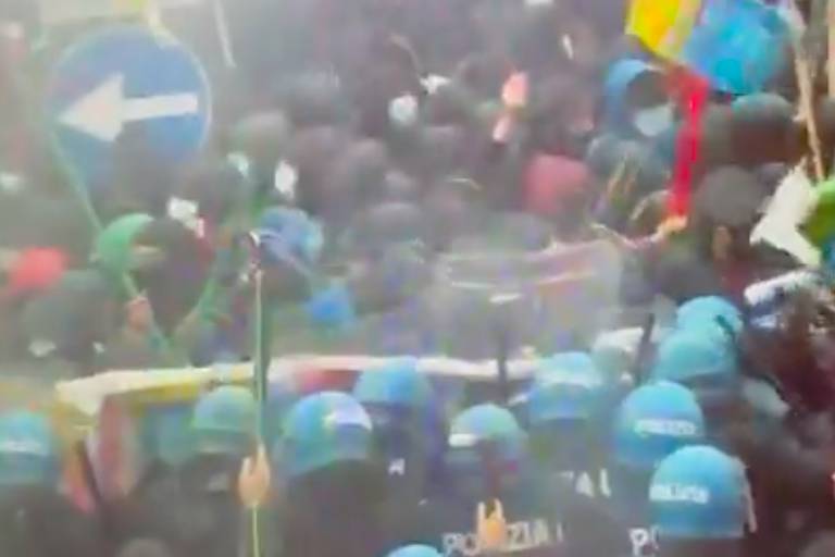 Manifestantes anti-Bolsonaro e polícia entram em confronto em Pádua