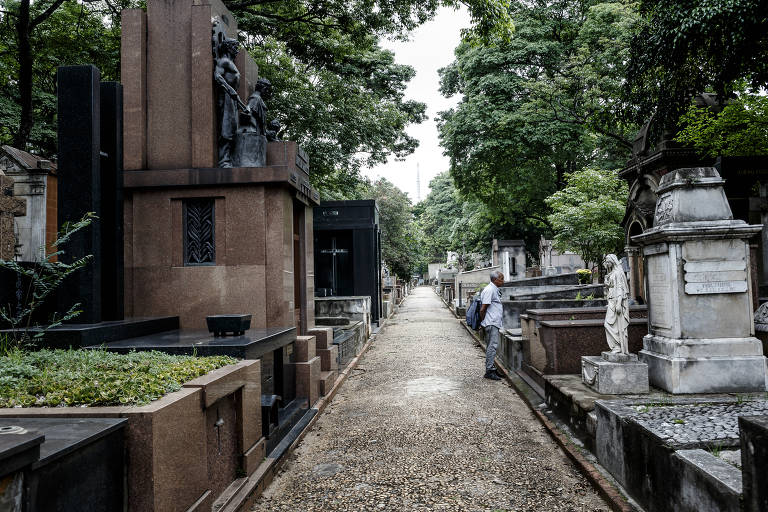 foto mostra rua interna do cemitério da consolação, ladeada por jazigos de diferentes tamanhos e cores