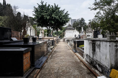 SÃO PAULO, SP, BRASIL, 29.10.2021 - Preparação do cemitério da Consolação, em São Paulo, para o Dia de Finados. (Foto: Rubens Cavallari/Folhapress)