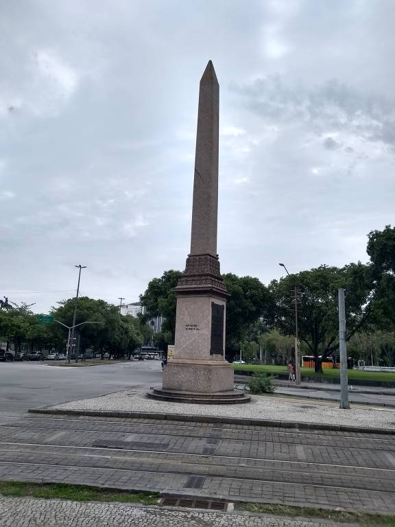 O obelisco no Centro do Rio, que celebra a construção da avenida Rio Branco