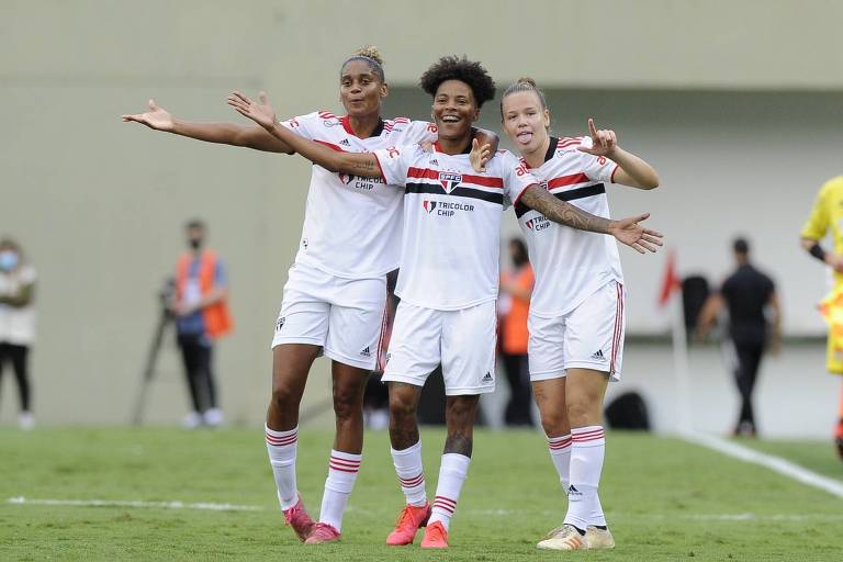 Jogadoras do São Paulo comemoram gol contra o Santos na semifinal do Campeonato Paulista feminino