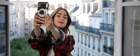 EMILY IN PARIS (L to R) LILY COLLINS as EMILY in episode 101 of EMILY IN PARIS Cr. STEPHANIE BRANCHU/NETFLIX © 2020