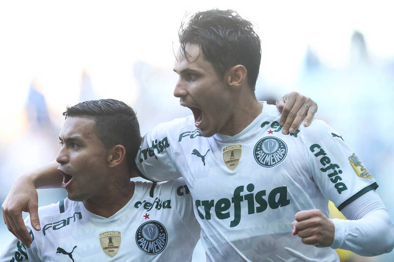 Abraçado com Dudu, Raphael Veiga (à dir.) comemora um dos seus dois na vitória do Palmeiras, por 3 a 1, sobre o Grêmio, em Porto Alegre
