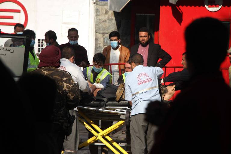 Equipes de emergência carregam ferido na explosão em hospital em Cabul, no Afeganistão