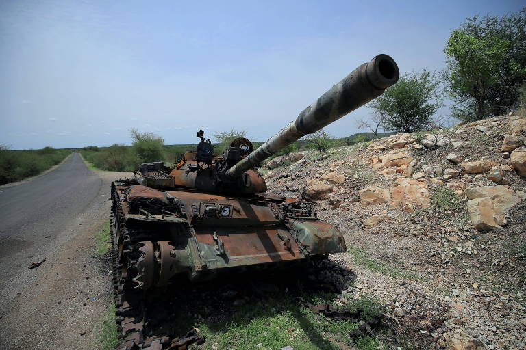 Tanque danificado após combate entre o Exército do governo da Etiópia e forças do Tigré 