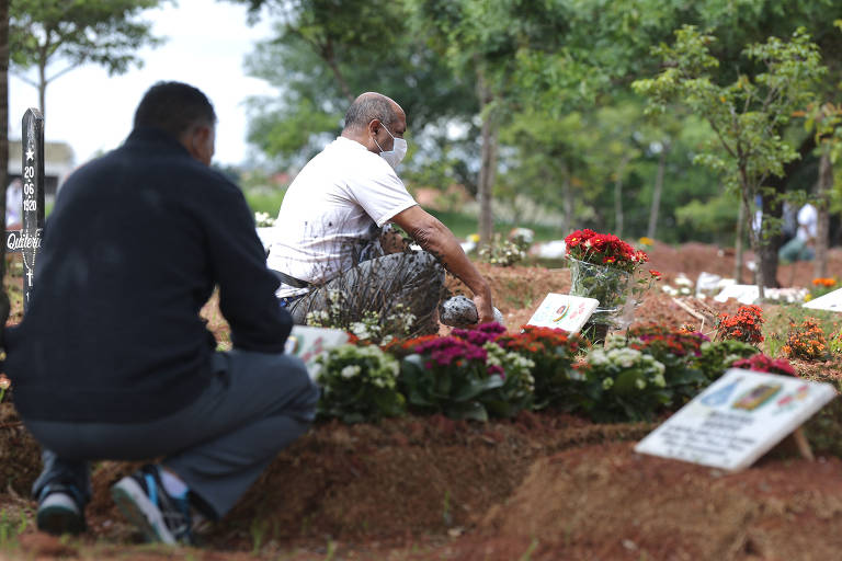 Movimentação nos cemitérios de São Paulo no Dia de Finados