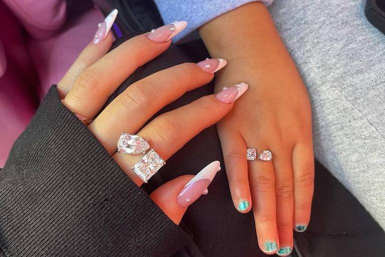 Kyllie Jenner e filha ganham anéis de diamante iguais