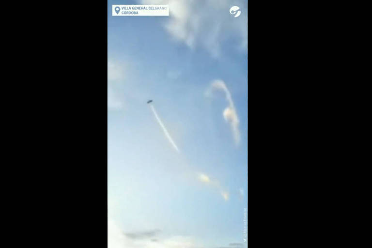 Avião cai sobre mãe e filha durante show de acrobacias na Argentina; veja vídeo