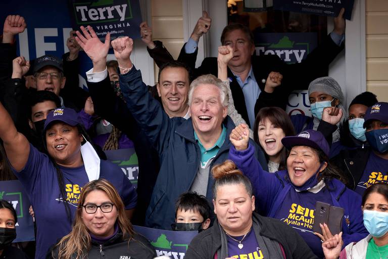 O candidato democrata ao governo da Virgínia, Terry McAuliffe, ao lado de apoiadores durante evento em Falls Church
