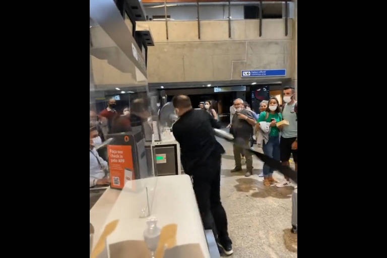 Casal quebra guichês da Gol no aeroporto de Guarulhos após voo ser cancelado