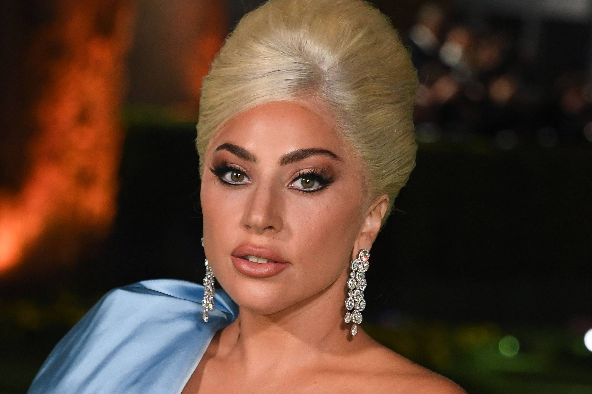 Lady Gaga posa nua e com roupas de alta costura para a Vogue britânica -  02/11/2021 - Celebridades - F5