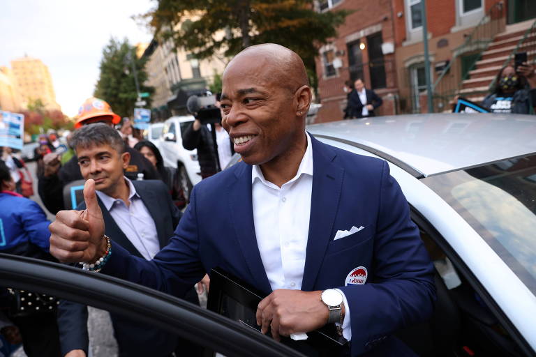 Eric Adams se torna 2º prefeito negro a comandar Nova York, aponta projeção