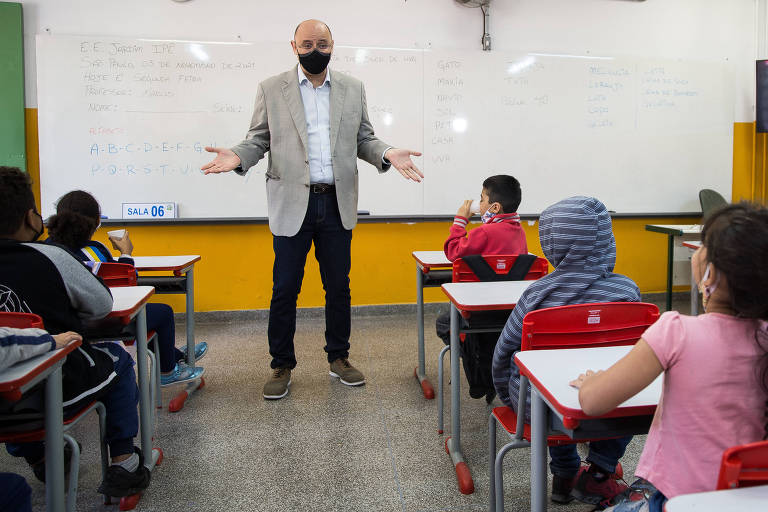 O secretário de Educação Rossieli Soares na frente de alunos em uma sala de aula na Escola Estadual Jardim Ipê, na zona sul da  capital paulista