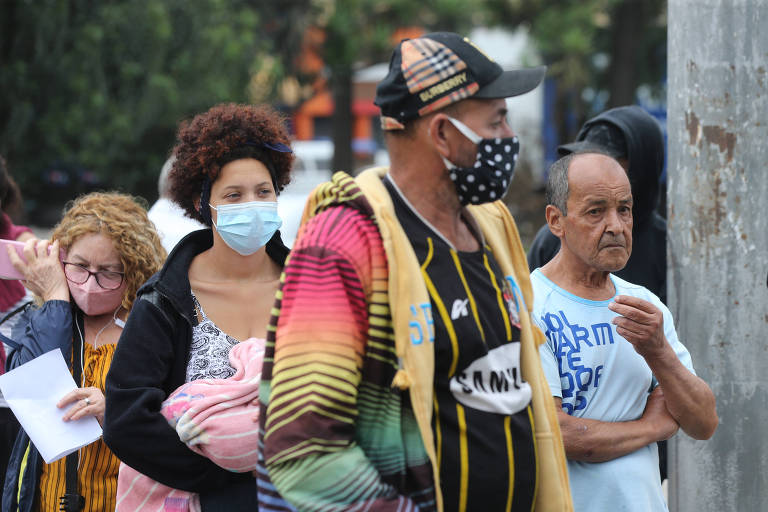 Pessoas com máscara na zona leste de São Paulo