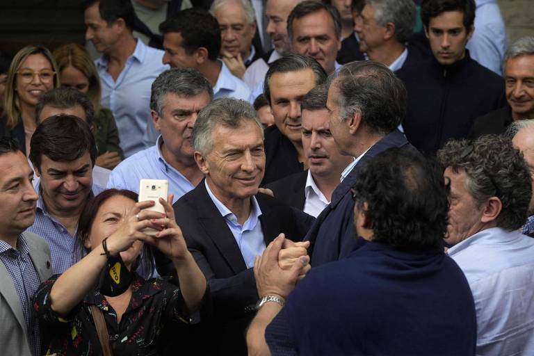 O ex-presidente da Argentina Mauricio Macri cumprimenta apoiador ao chegar a local de depoimento, em Dolores, na província de Buenos Aires