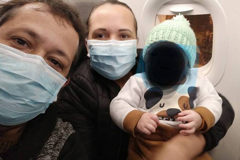 Alexandre e Kênia Lopes, que viajavam para BH com o filho, dentro de um avião