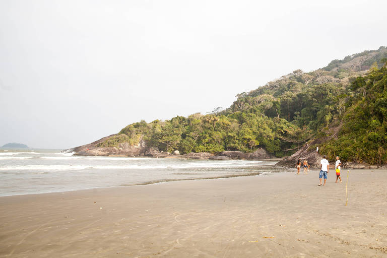Bolas de lama surgem em praia de Peruíbe, em SP, e intrigam moradores e turistas