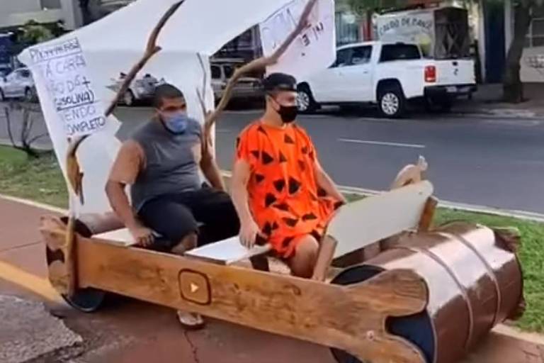 Homem protesta pelas ruas de Maringá com carro dos Flintstones