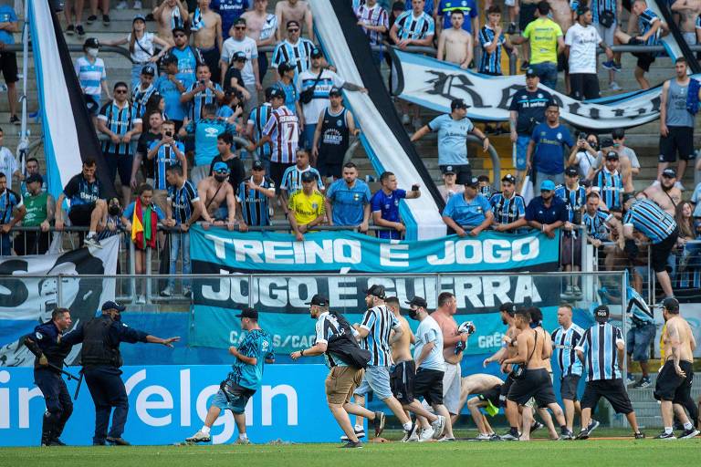 Juiz suspende organizada do Grêmio e interdita arquibancada após invasão