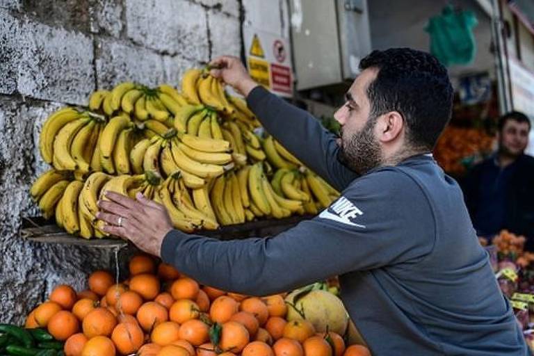 Vídeos em que sírios aparecem comendo bananas agravam hostilidade na Turquia