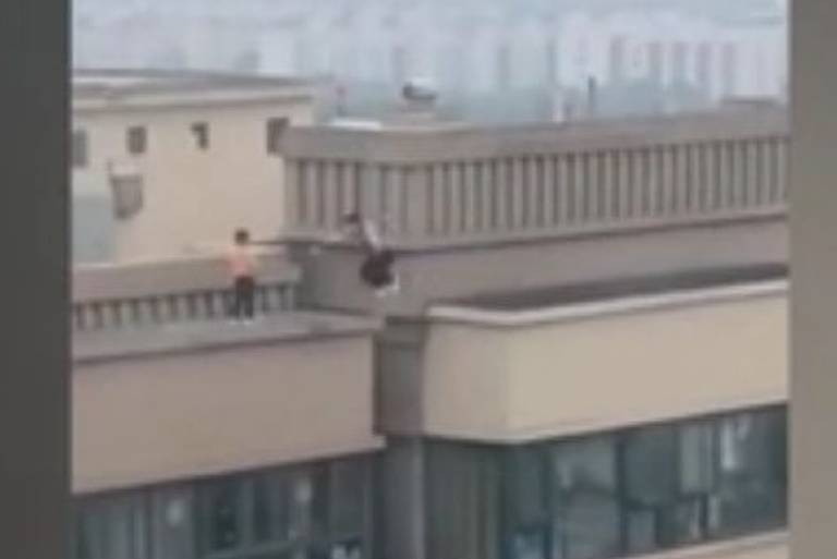 Meninos são filmados brincando em telhado de prédio de 22 andares na China