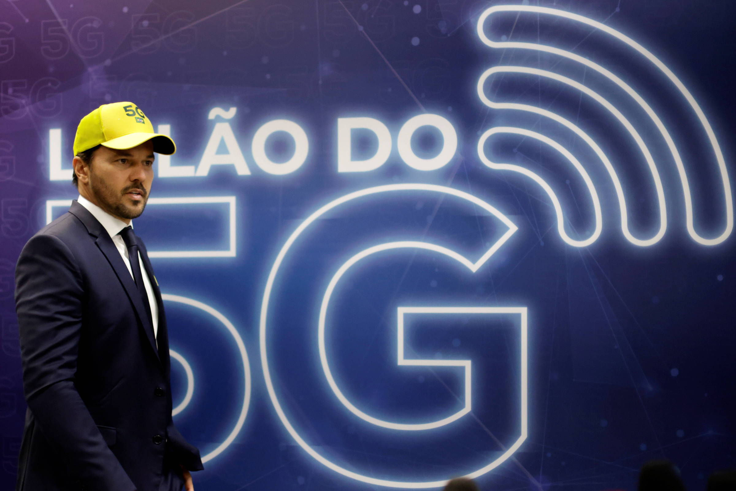 O ministro Fábio Faria (Comunicações) chega para o início do leilão do 5G, em Brasília