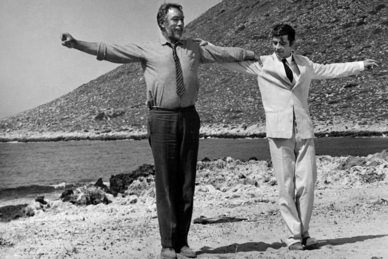 Atores fazem pose na praia, durante cena do filme 'Zorba, O Grego', de Michael Cacoyannis