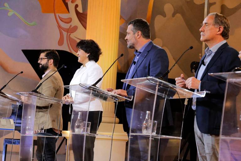 Da esq. p/ dir., os candidatos à Presidência do Chile Gabriel Boric, Yasna Provoste, Sebastian Sichel e Eduardo Artes, durante debate